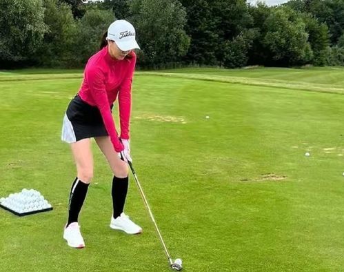 女生打高尔夫