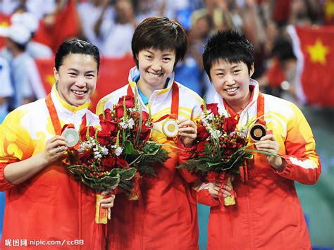 中国乒乓女团夺金颁奖